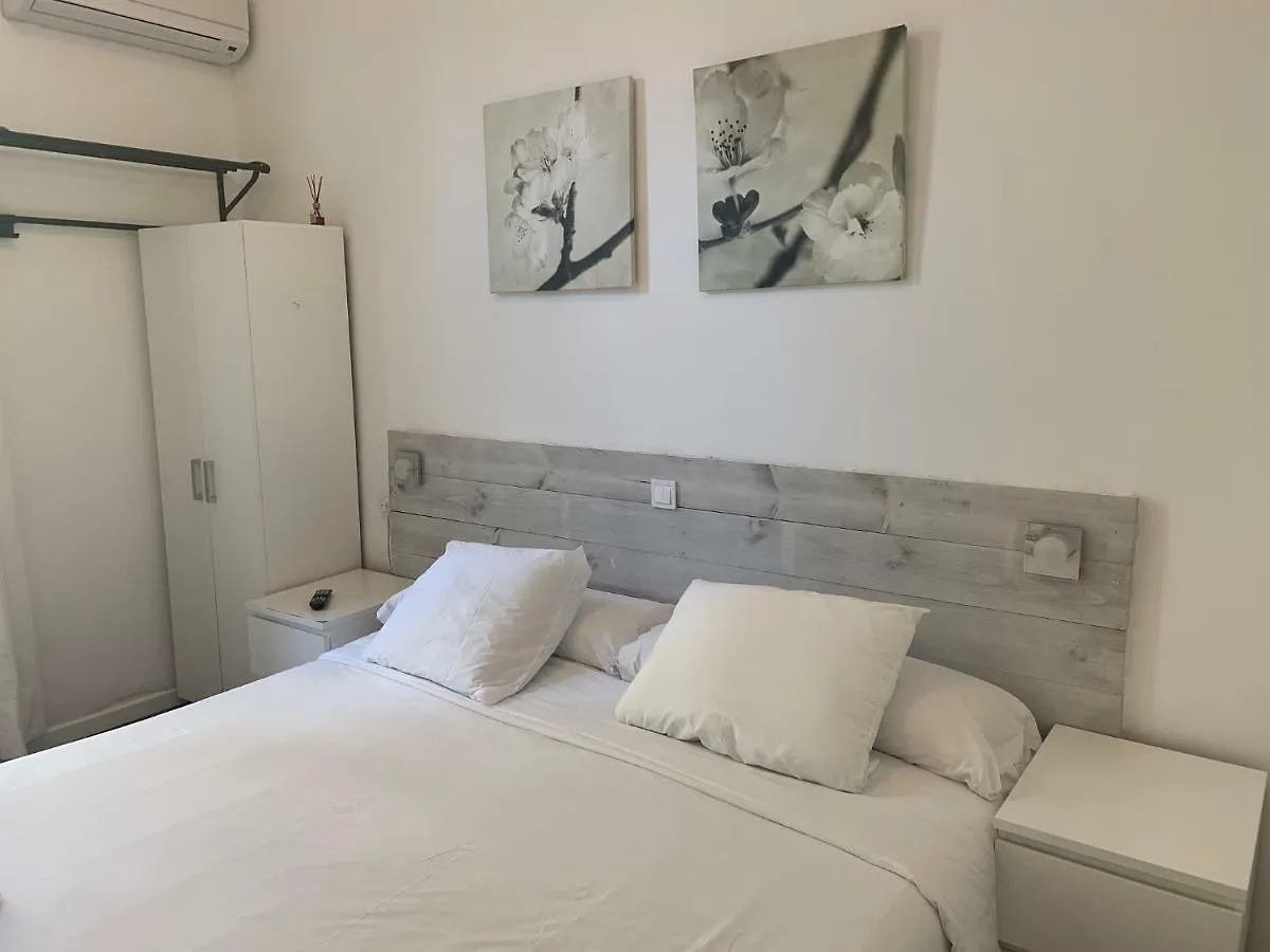 Hostal Eixample Otel Barselona İspanya